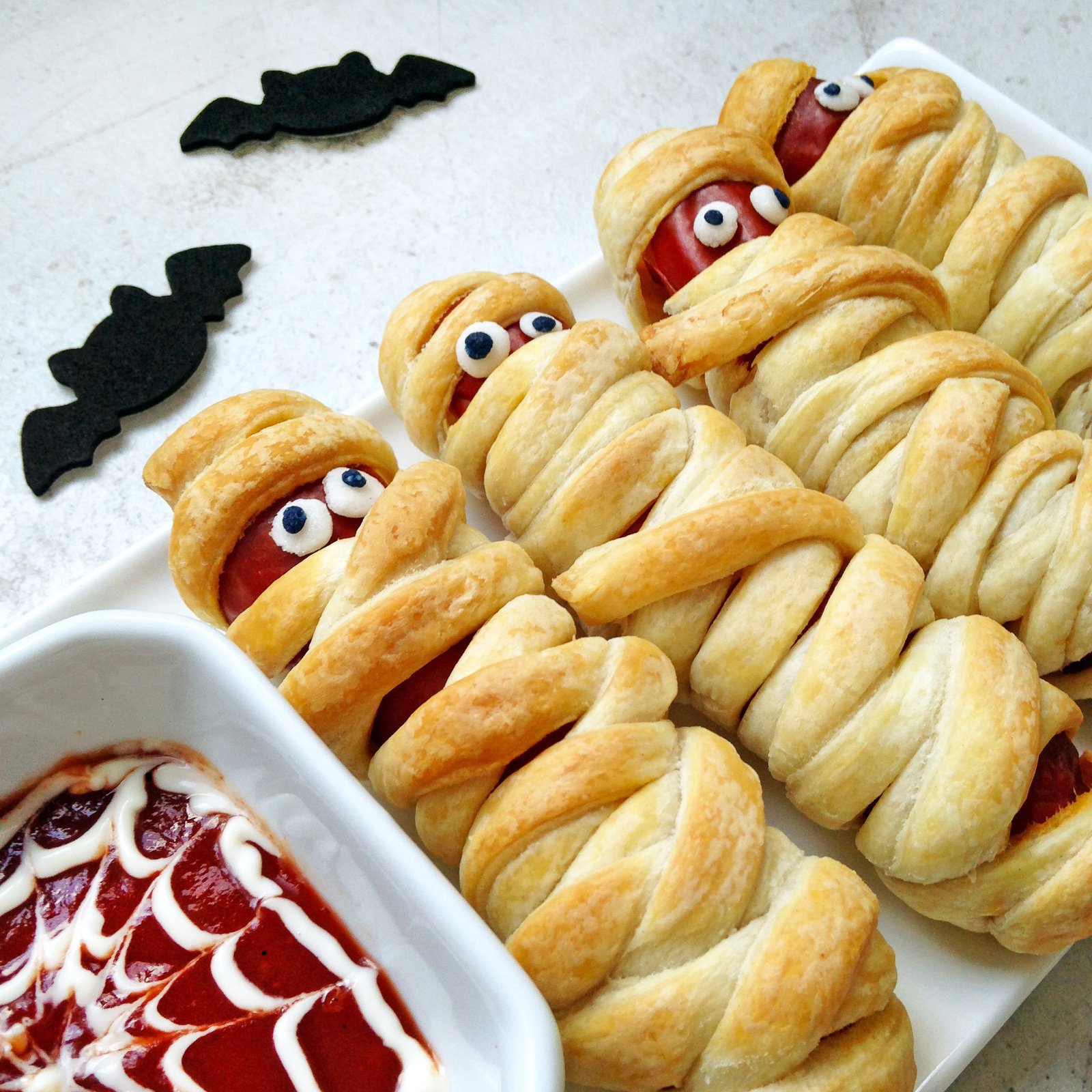 Простые и вкусные рецепты: как приготовить сосиски в тесте "Египетские мумии" к Хеллоуину 1