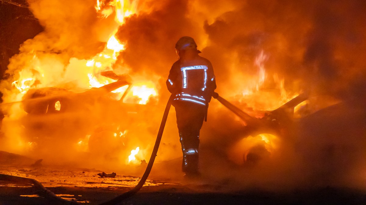В Днепре на Кротова сгорели 4 автомобиля