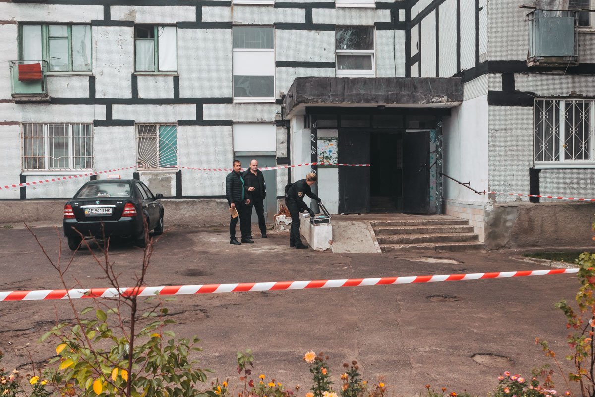 Вход в подъезд оградили лентами - там работают следователи 