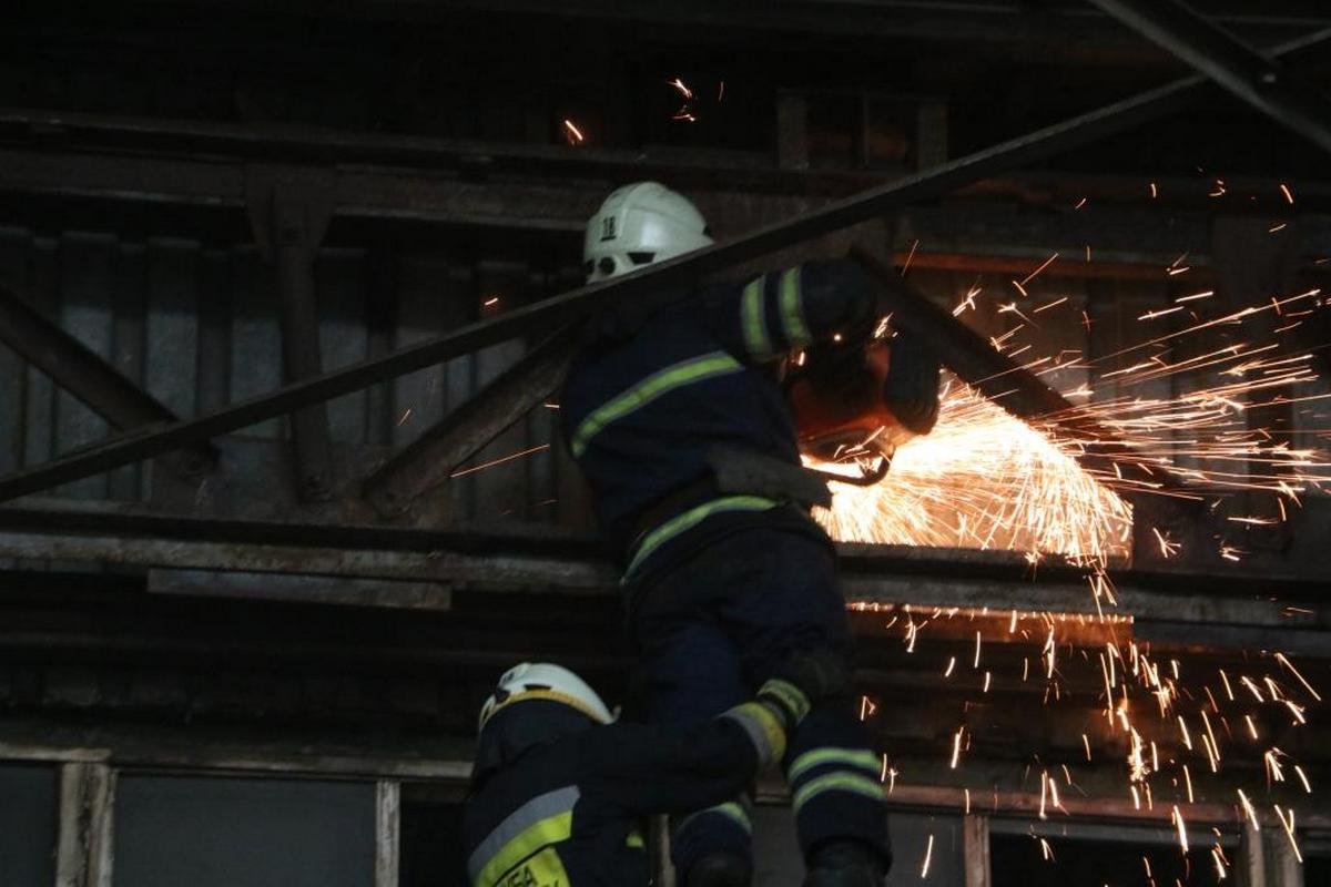 Огонь уничтожил утеплитель на стенах, автомобильные шины и поддоны на общей площади в 100 м²