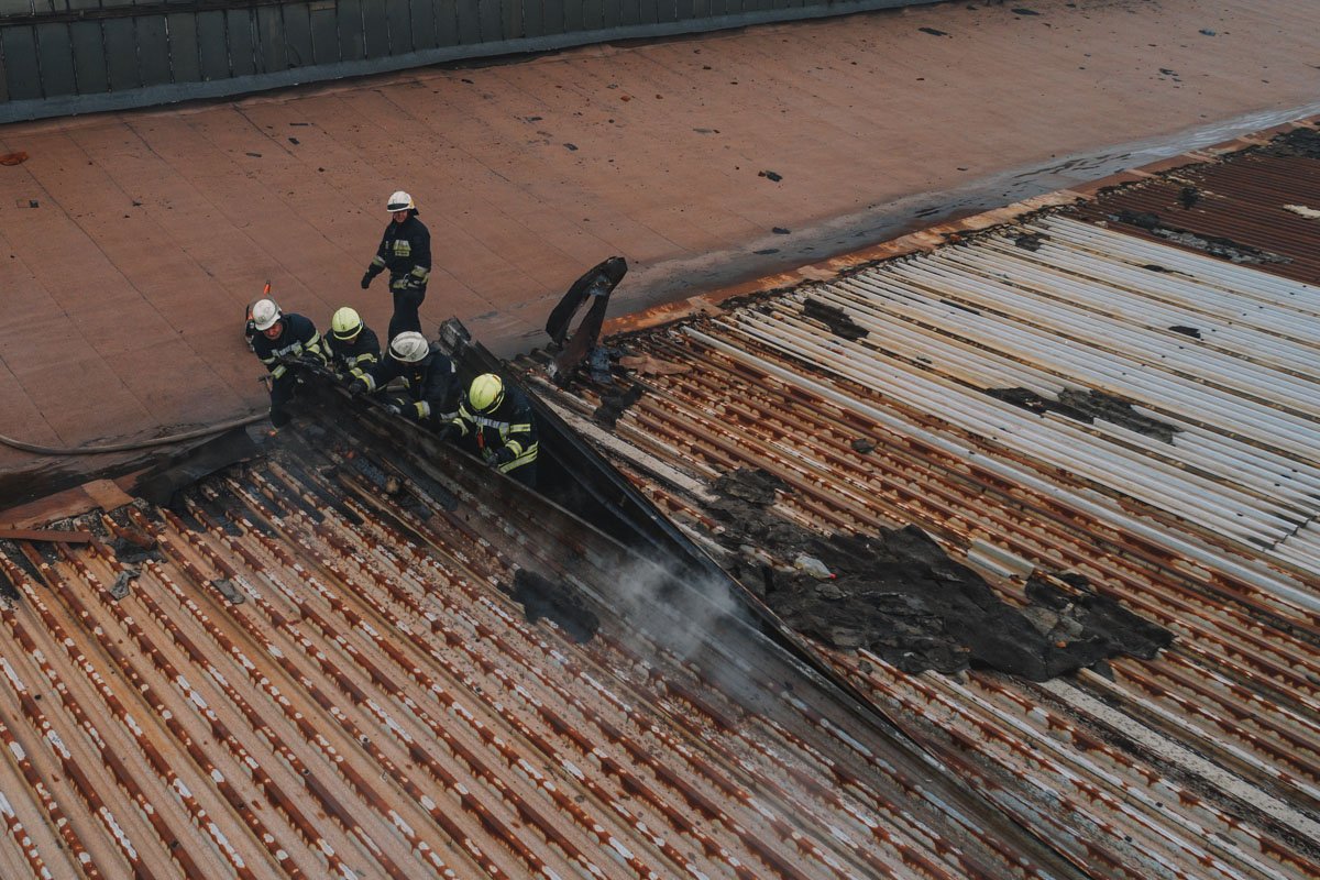 Клубы дыма в момент заполнили помещение и буквально вырывались из-под крыши