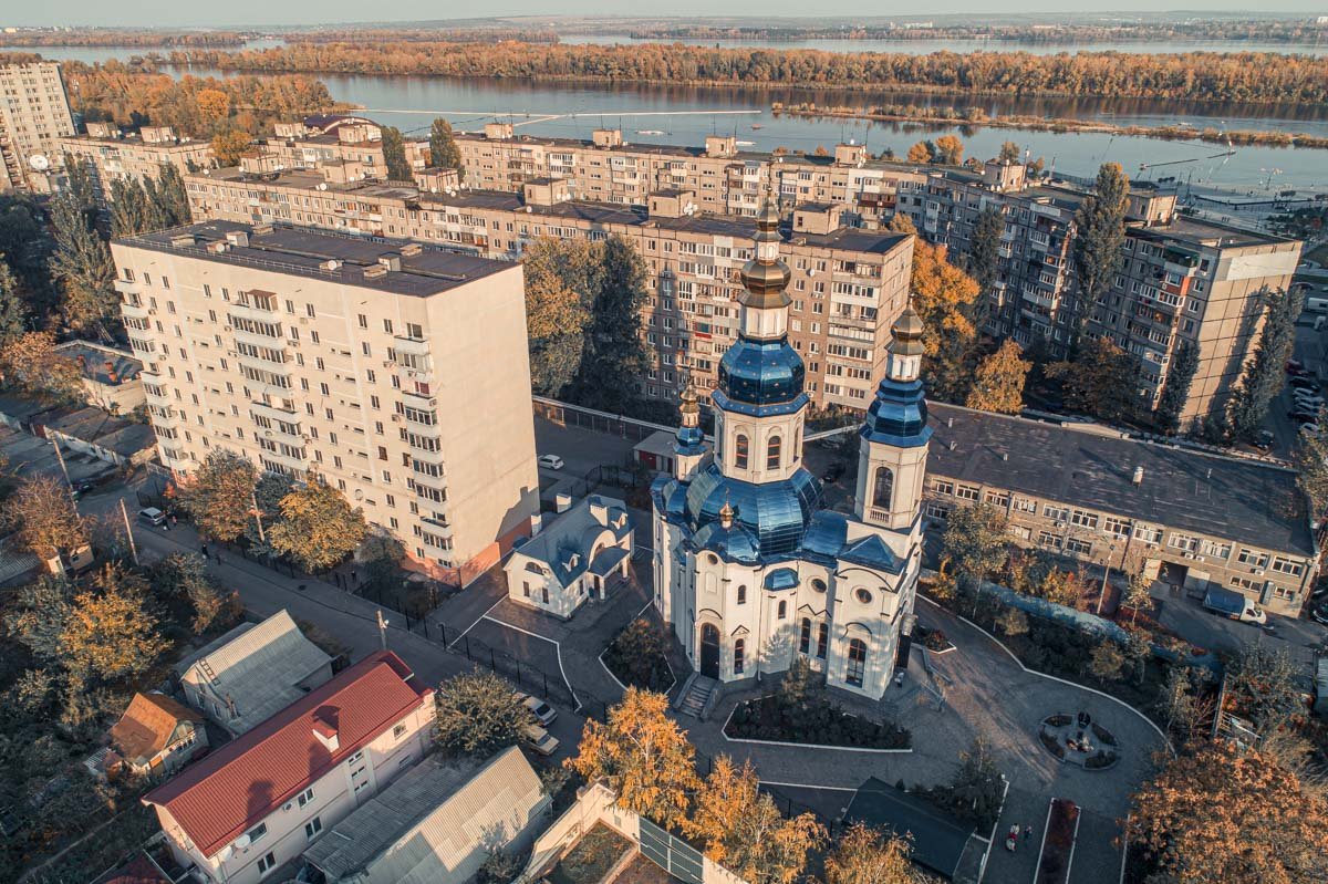 Мемориал окружен жилыми домами