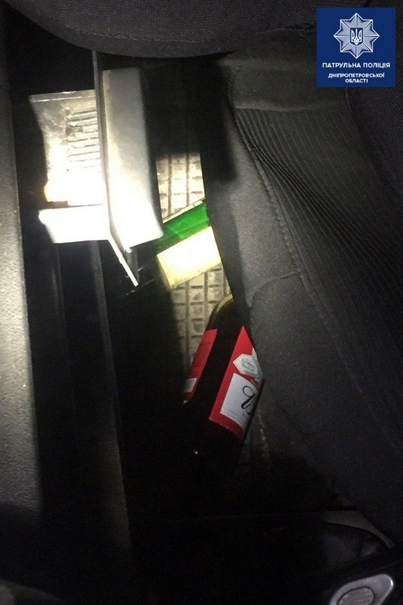 В салоне нашли пустые бутылки из-под алкоголя В салоне нашли пустые бутылки из-под алкоголя