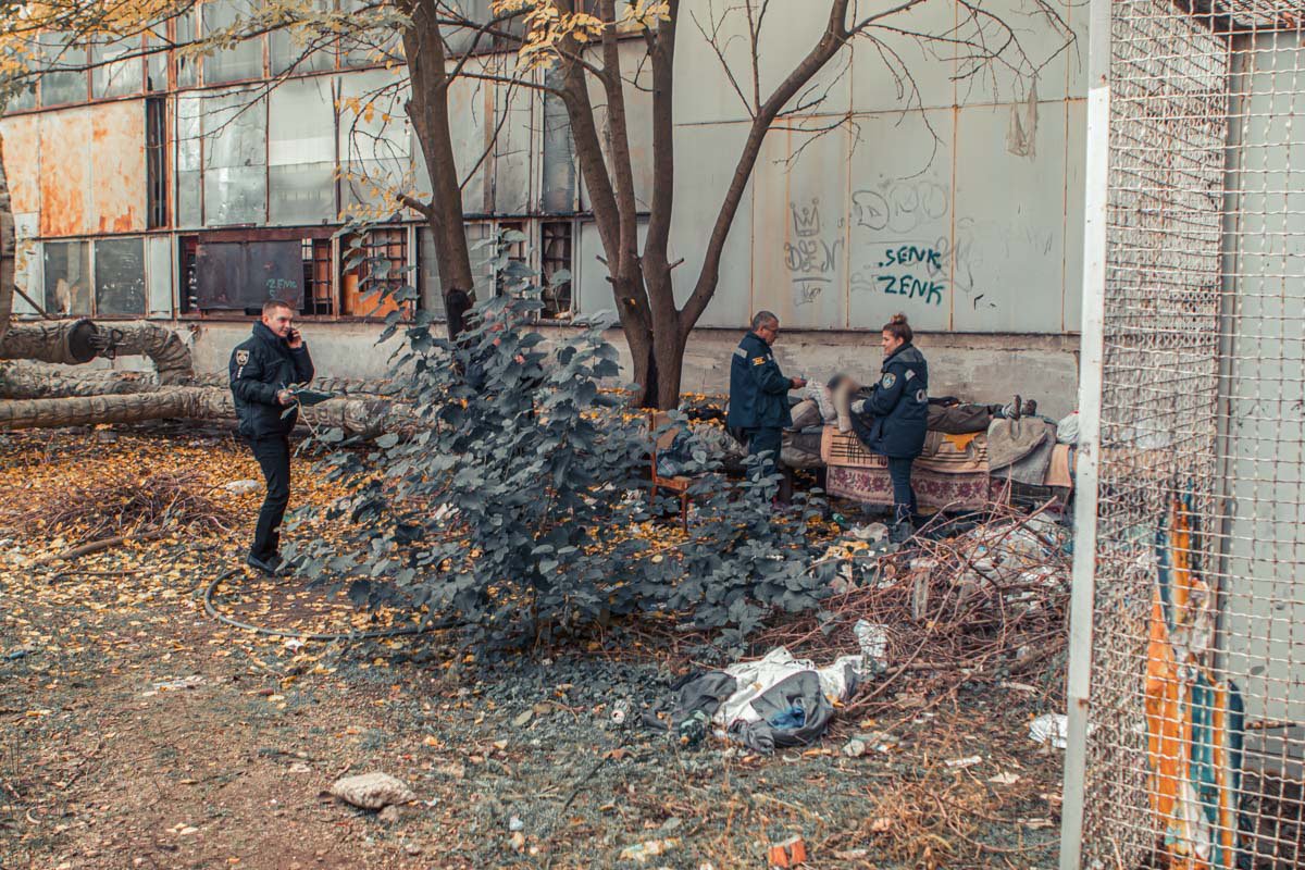 Местные бездомные обустроили себе за магазинов место для ночлежки