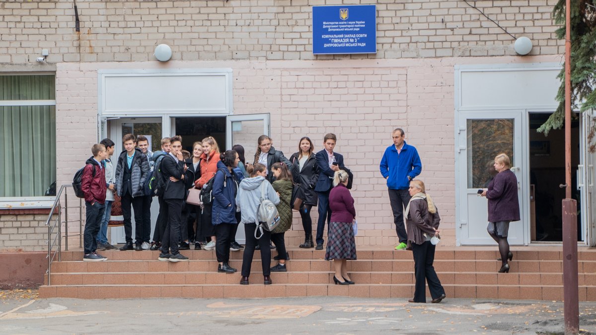 Пока помещение проветривалось, школьников вывели на улицу Пока помещение проветривалось, школьников вывели на улицу