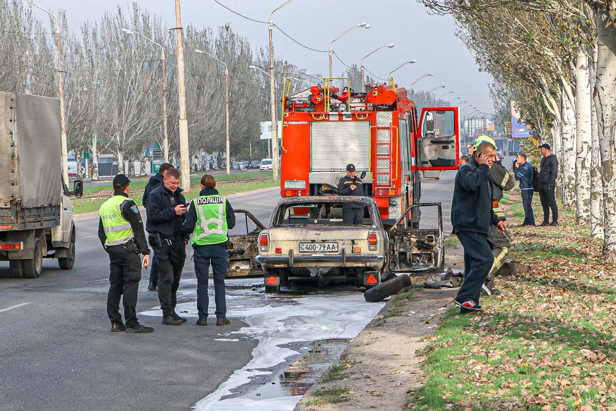 Спасатели оперативно справились с огнем, но автомобиль это уже не спасло