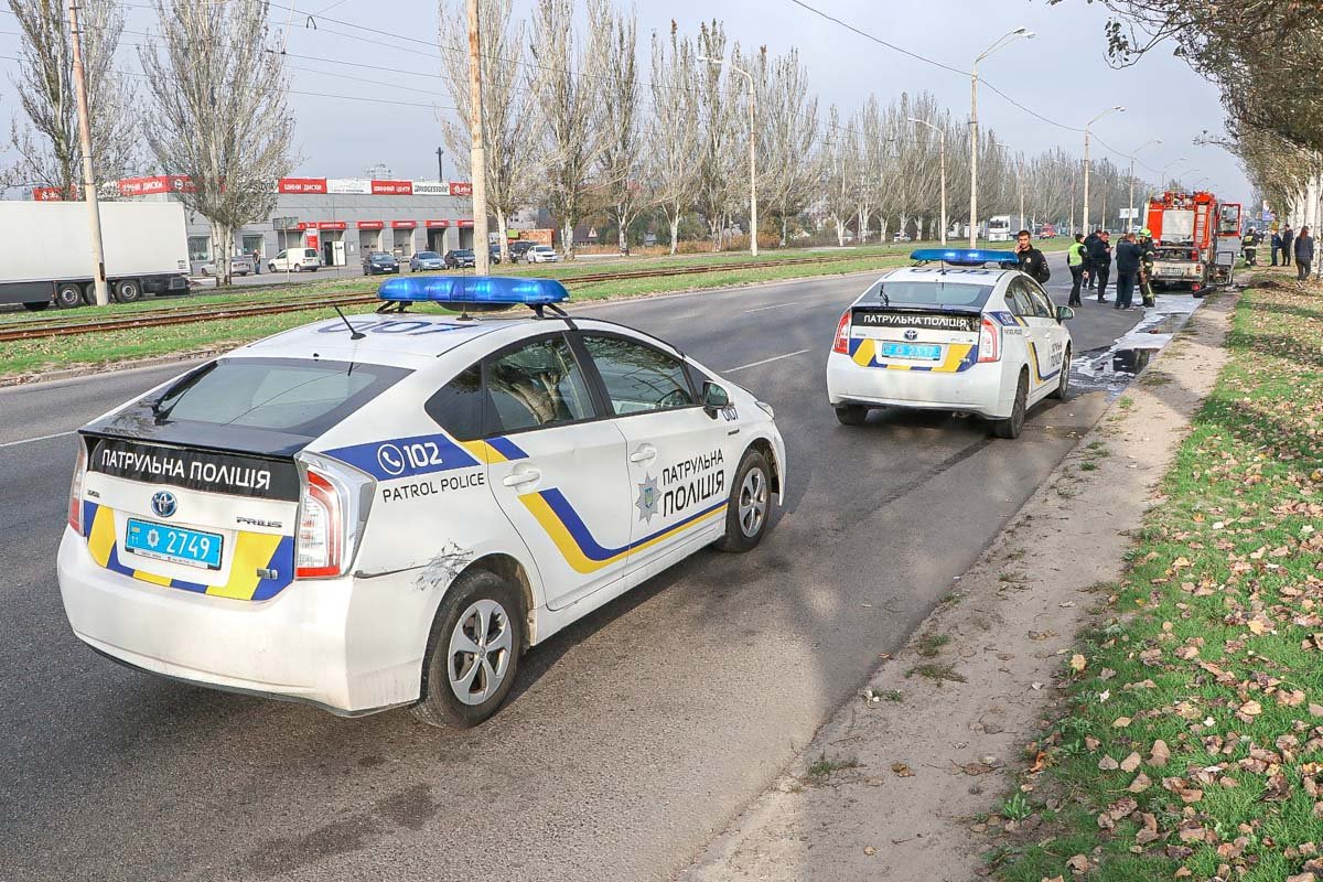 Автомобиль загорелся недалеко от перекрестка Донецкого шоссе с улицей Петрозаводской