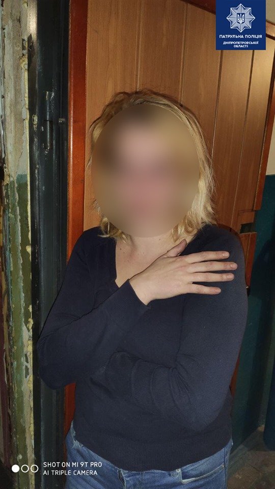 Мама двух девочек решила устроить драку с соседом в квартире Мама двух девочек решила устроить драку с соседом в квартире