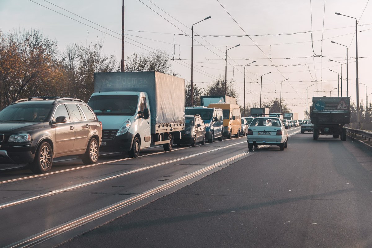 Из-за аварии на Амурском мосту собралась пробка Из-за аварии на Амурском мосту собралась пробка
