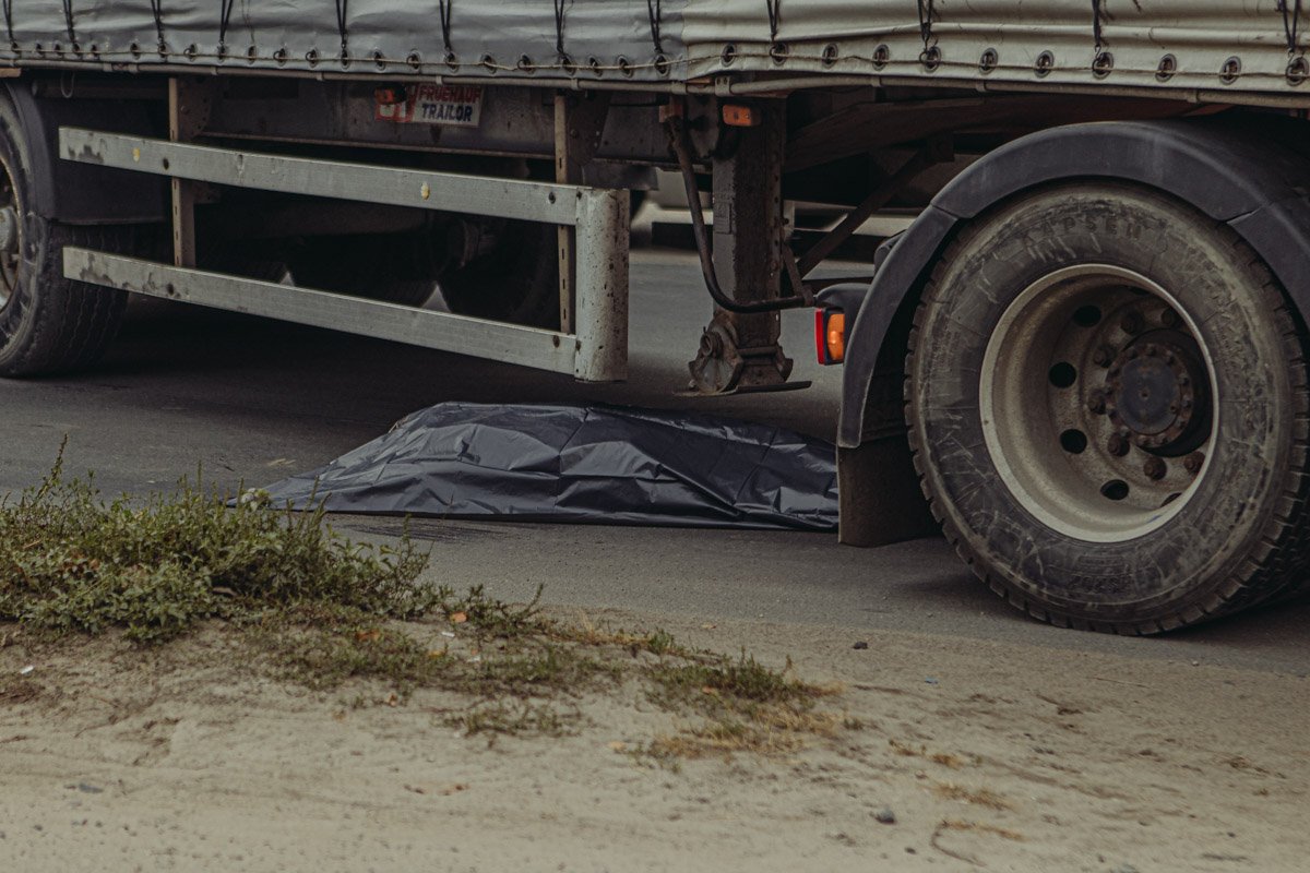 Предварительно, женщина переходила дорогу в наушниках в неположенном месте Предварительно, женщина переходила дорогу в наушниках в неположенном месте