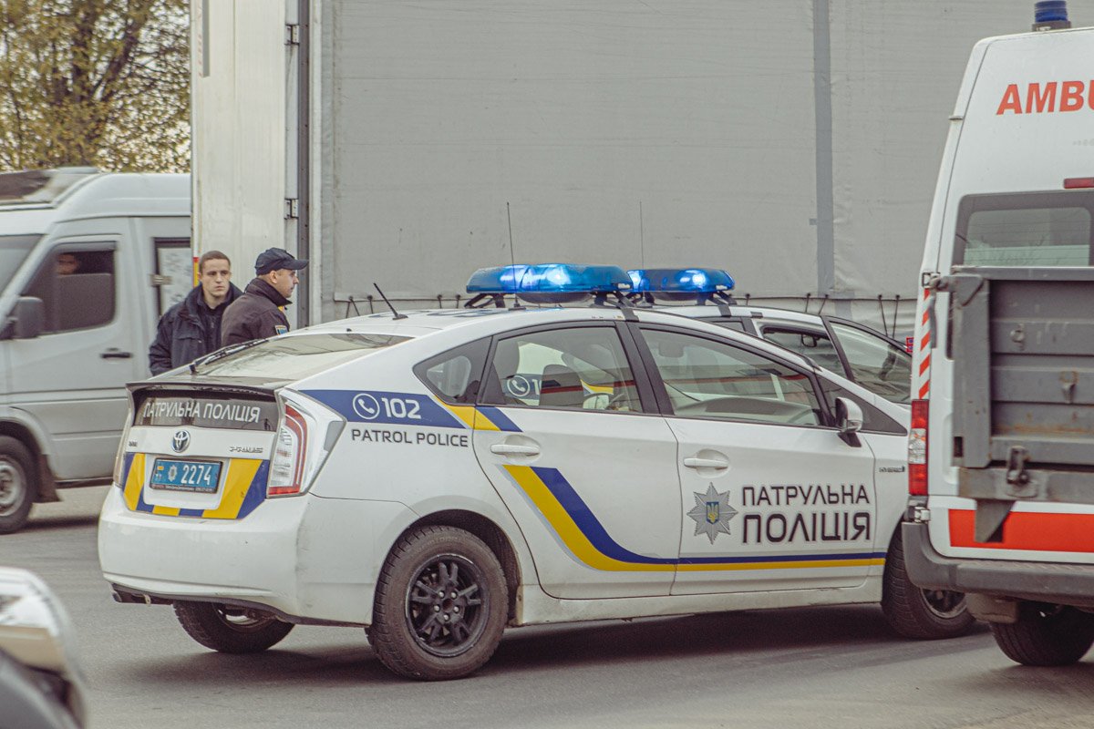 На месте работают сотрудники патрульной полиции, которые выясняют все детали произошедшего На месте работают сотрудники патрульной полиции, которые выясняют все детали произошедшего