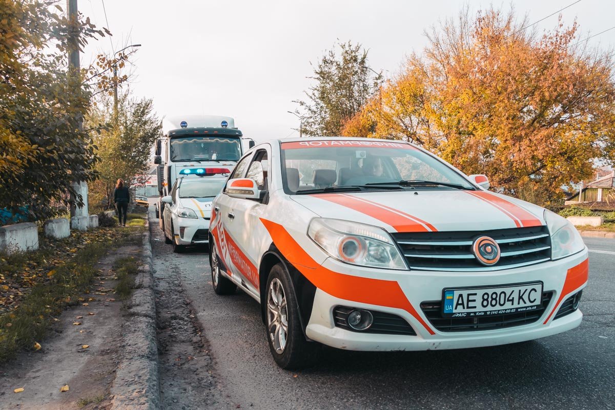 Полиция приехала на место аварии для выяснения обстоятельств Полиция приехала на место аварии для выяснения обстоятельств