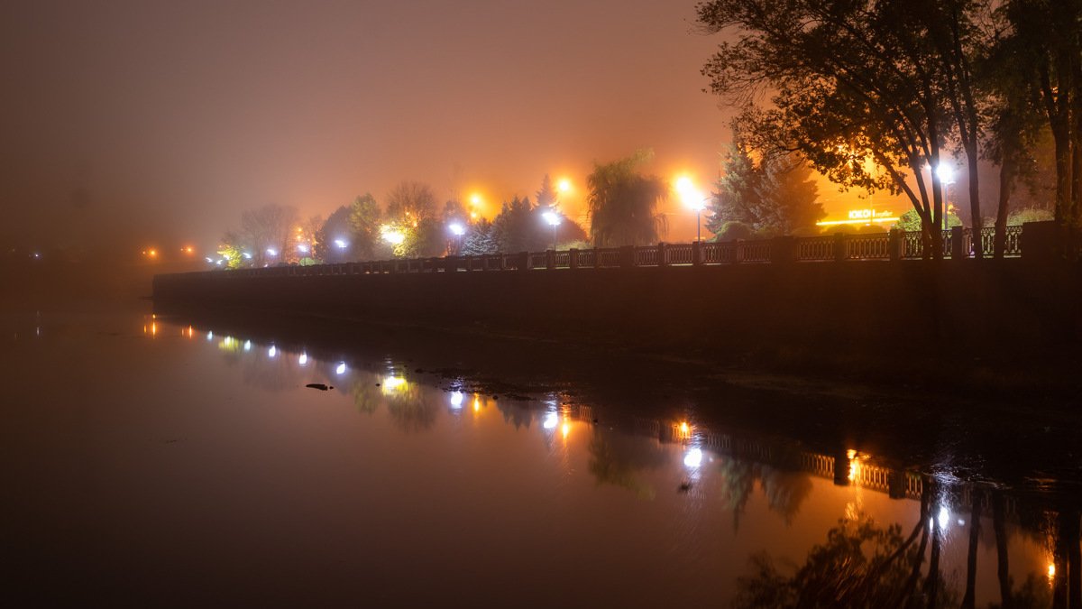 Город утопает в молочной мгле Город утопает в молочной мгле