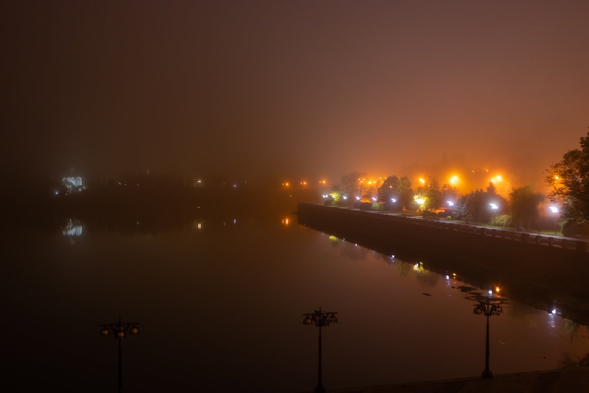 Холодный ночной ветер и шум реки успокаивают Холодный ночной ветер и шум реки успокаивают