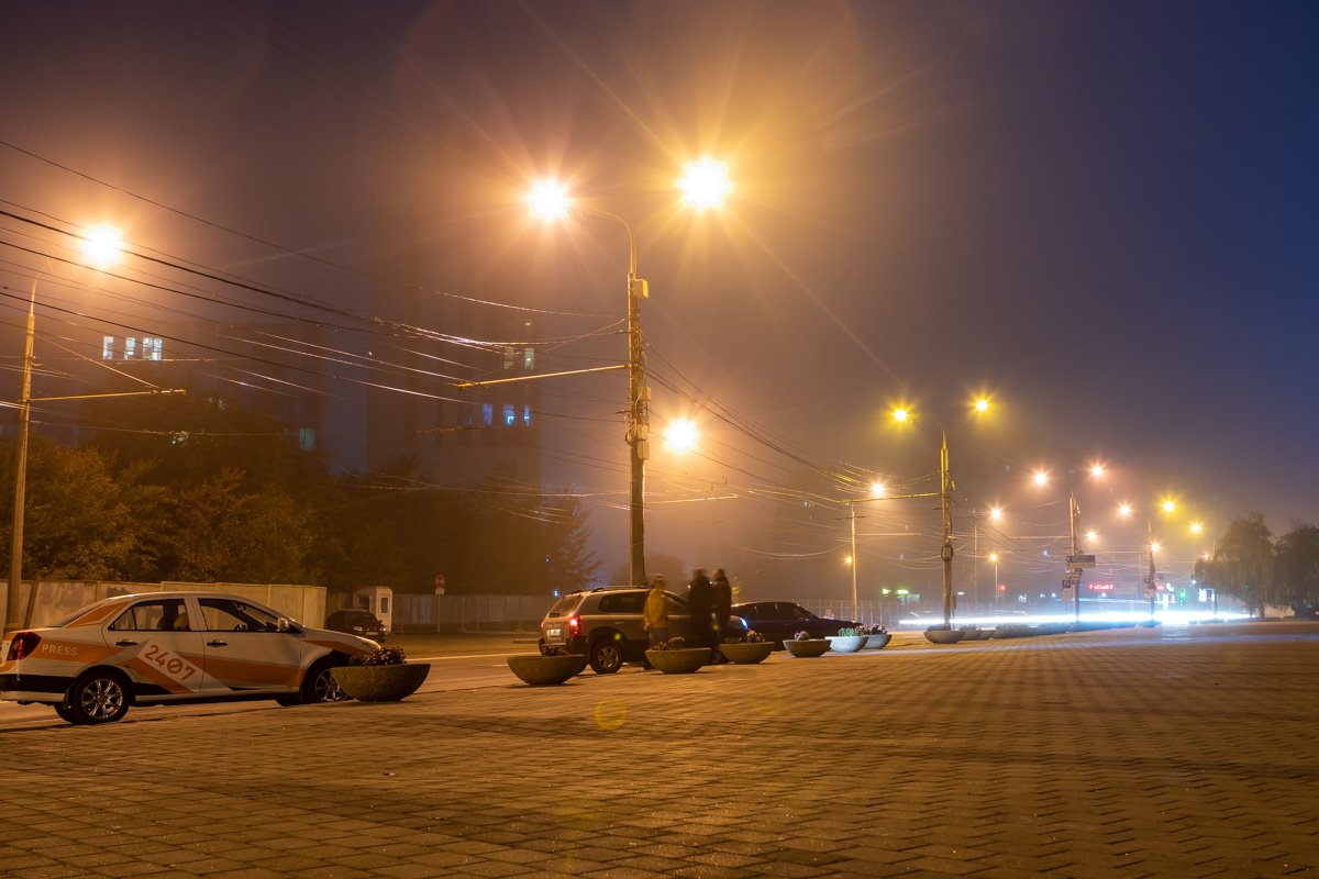 Фонари буквально тонут в густом тумане Фонари буквально тонут в густом тумане