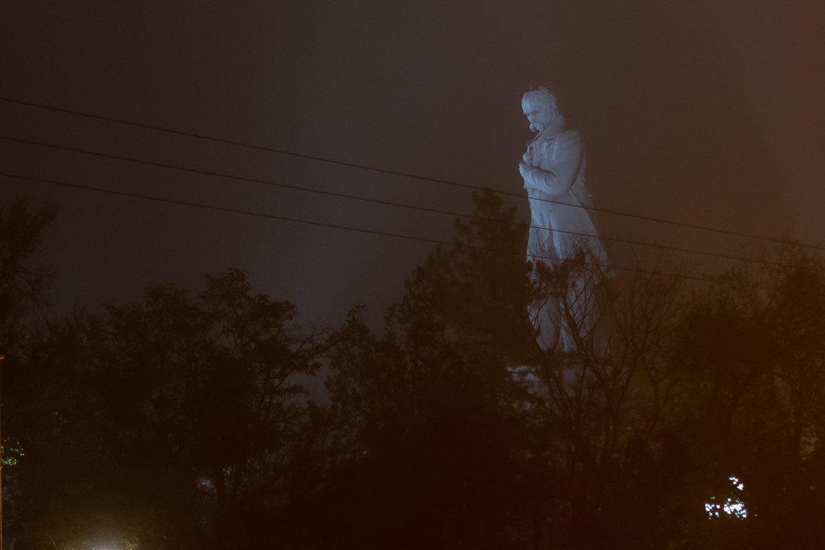 Памятник притаился в молочной мгле Памятник притаился в молочной мгле