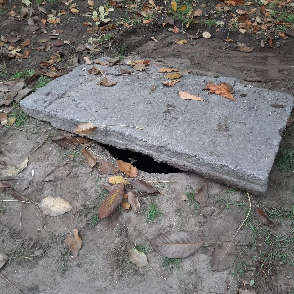 После инцидента люк привалили тяжелой плитой