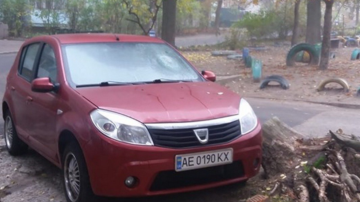 Автовредитель "приложил руку" к Dacia на улице Агнии Барто