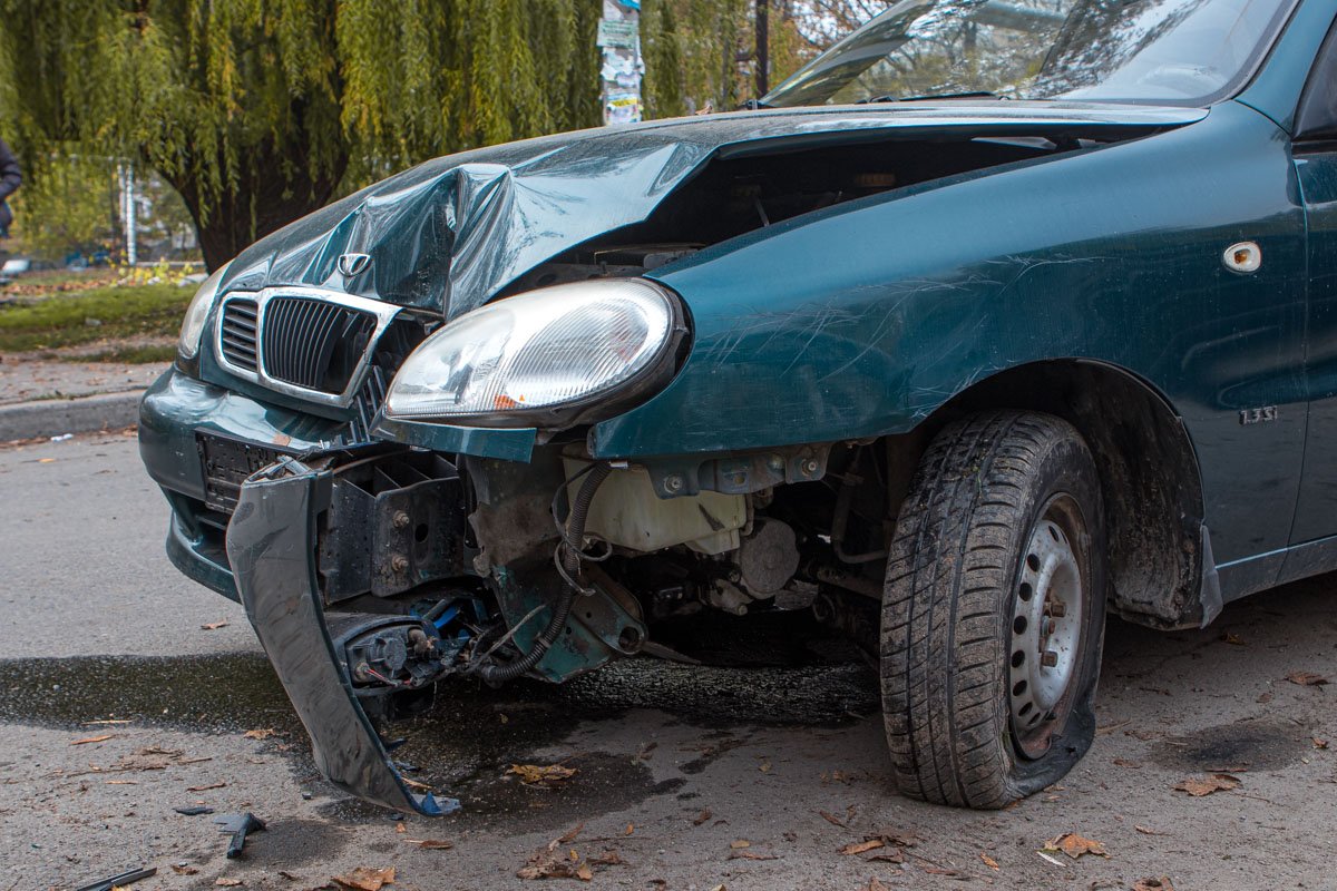 Сомнительной трезвости мужчина на Daewoo выезжал со стоянки и врезался в столб Сомнительной трезвости мужчина на Daewoo выезжал со стоянки и врезался в столб