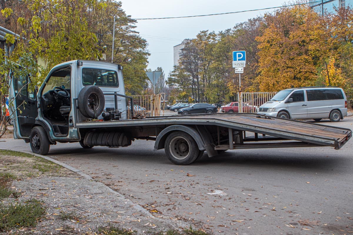 Эвакуатор забрал автомобиль на штрафплощадку Эвакуатор забрал автомобиль на штрафплощадку