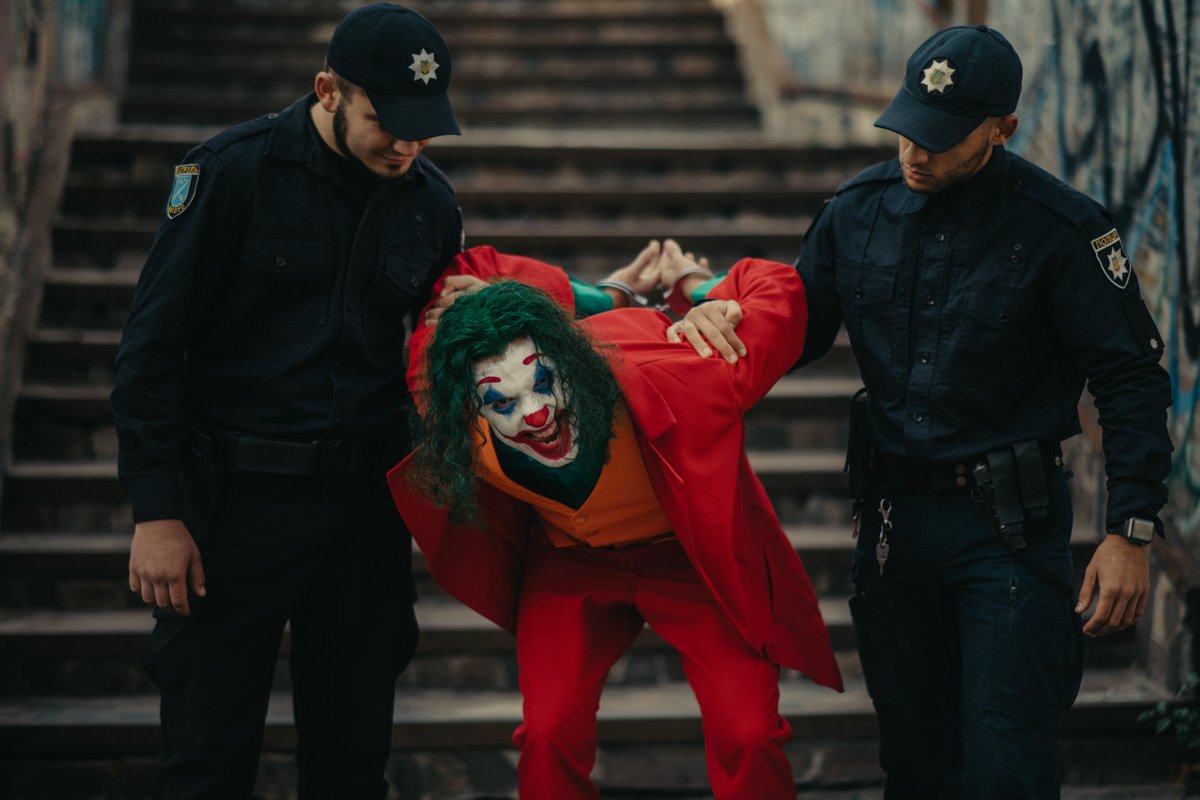 А что если мы все - монстры, а он единственный, кто здесь адекватен?