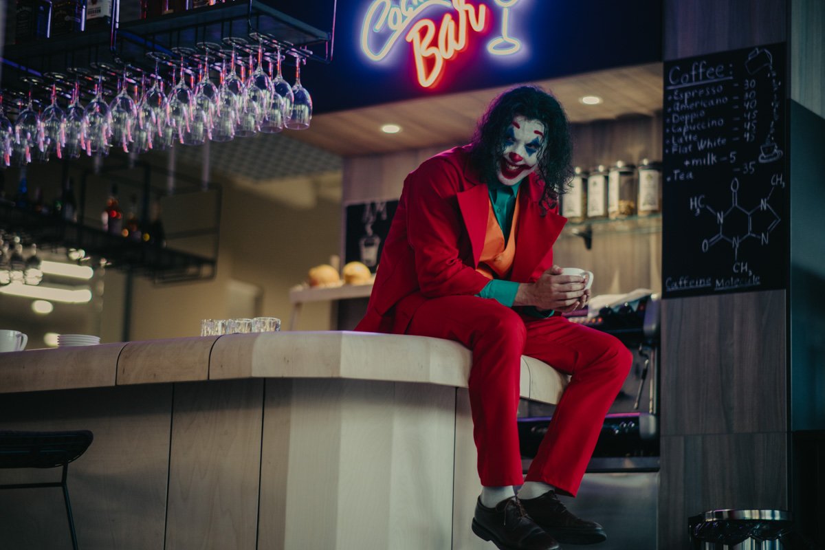 Весь мир – это ужасная черная шутка