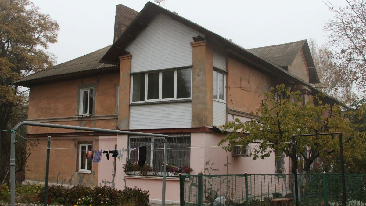 В нем рушилась кладка стены, на здании появились трещины, которые ежедневно увеличивались