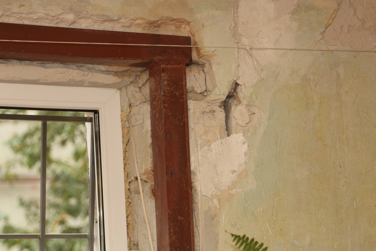 Специалисты усилили фасад с помощью двух поясов швеллера и дополнительно укрепили фундамент