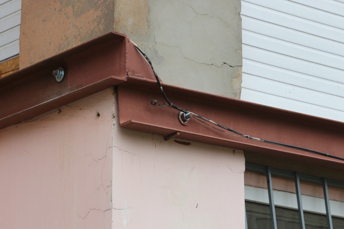 Жители аварийного дома обратились к городскому департаменту ЖКХ с просьбой помоч