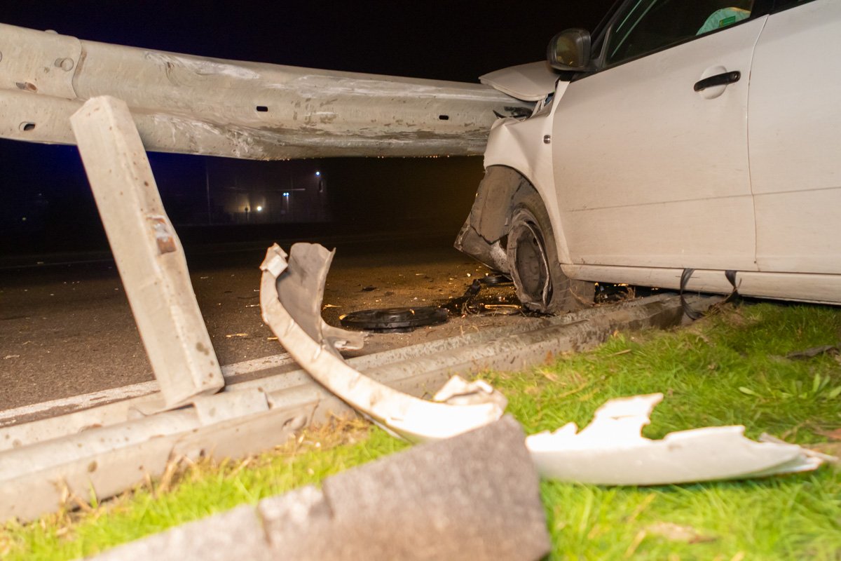 Skoda Fabia влетела в оградительный забор-отбойник