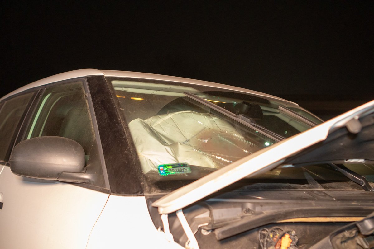 У автомобиля сильно повреждена передняя часть и сработали подушки безопасности