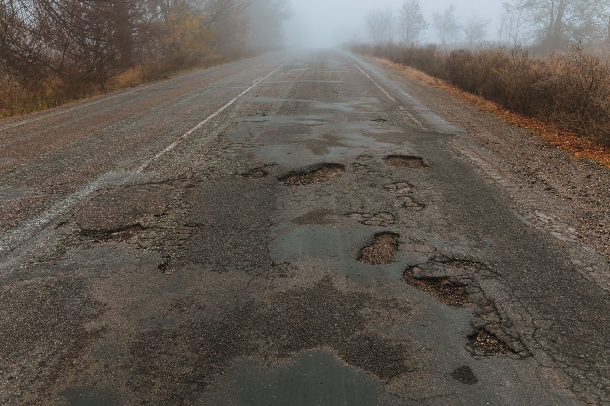 Вся дорога устлана норами асфальтового червя