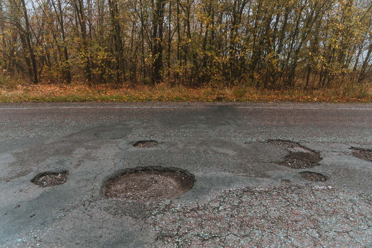 Трасса хочет быть Луной, это ее кратеры