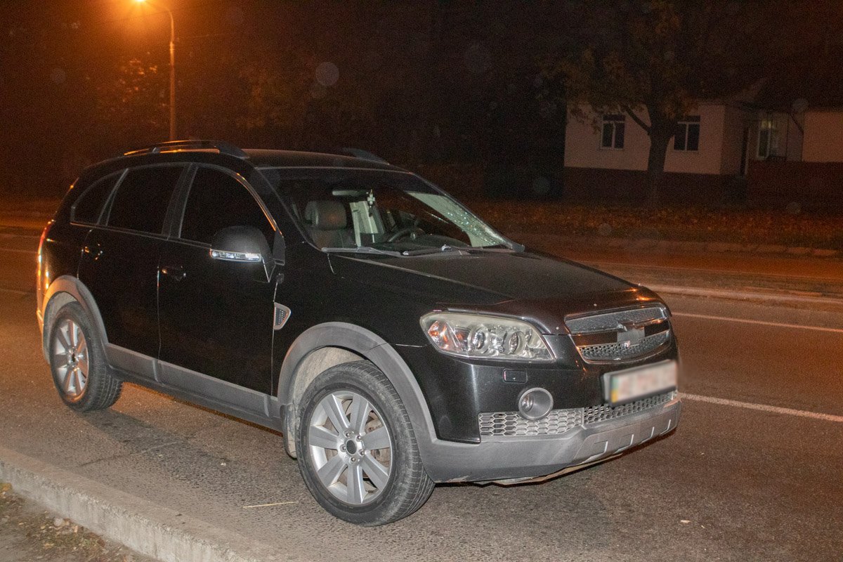 От столкновения у машины разбито лобовое стекло и отбито боковое водительское зеркало