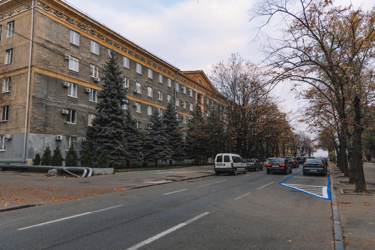 Напротив роддома делают платную парковку Напротив роддома делают платную парковку