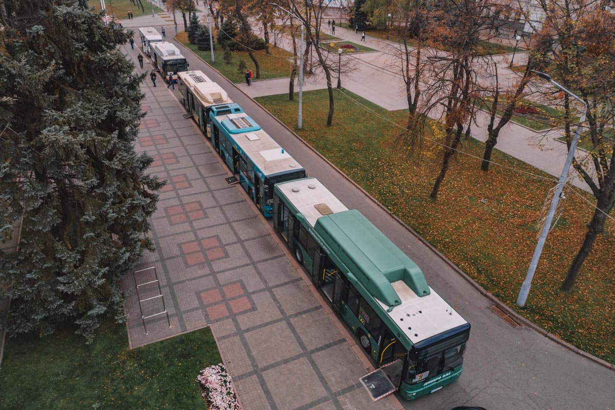 К ОГА приехали автобусы разных маршрутов