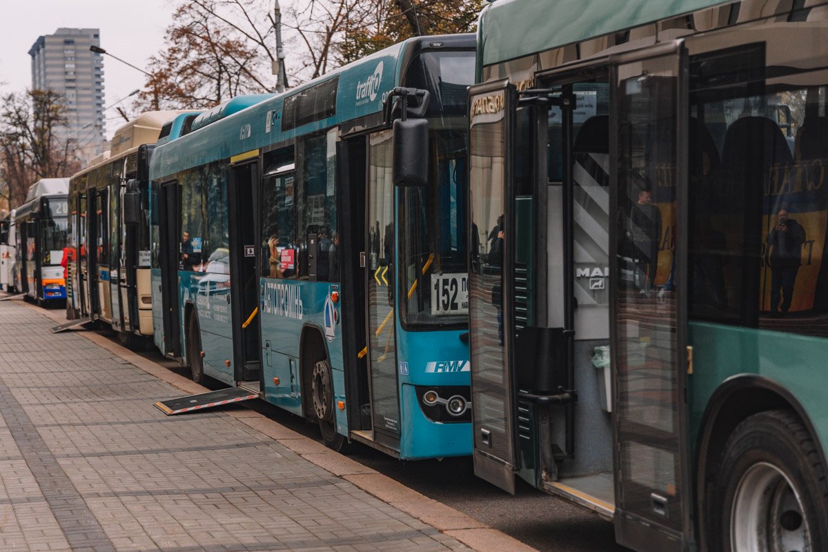 К ОГА приехали 6 автобусов