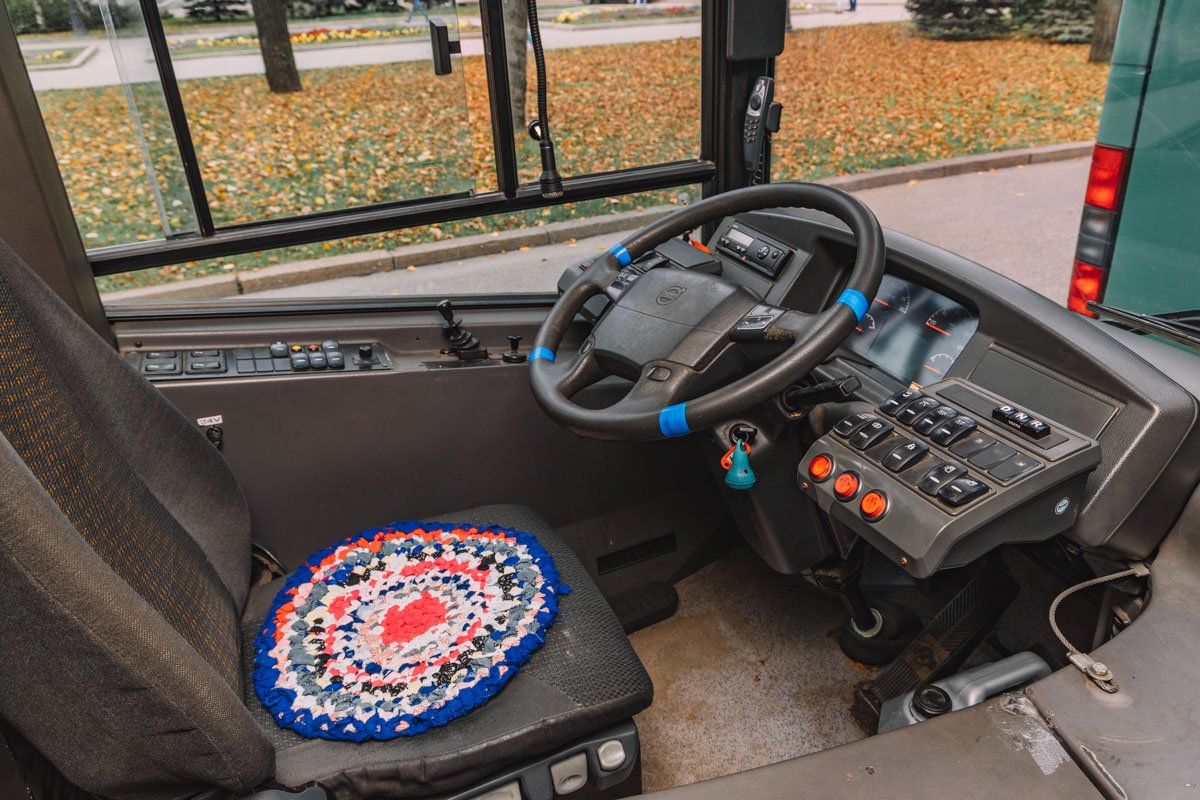 Представьте, как сложно управлять таким автобусом