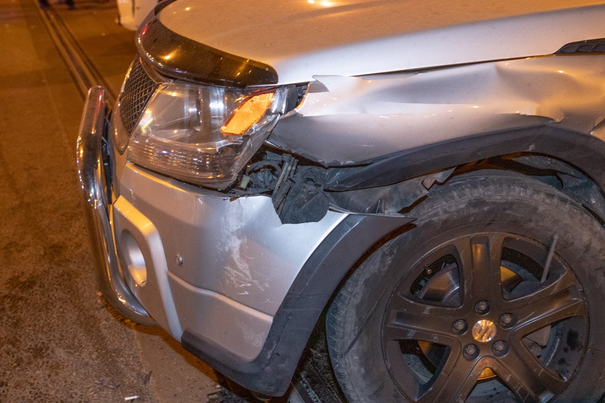 Со двора выезжал Suzuki и не предоставив преимущества выехал на трамвайные рельсы Со двора выезжал Suzuki и не предоставив преимущества выехал на трамвайные рельсы