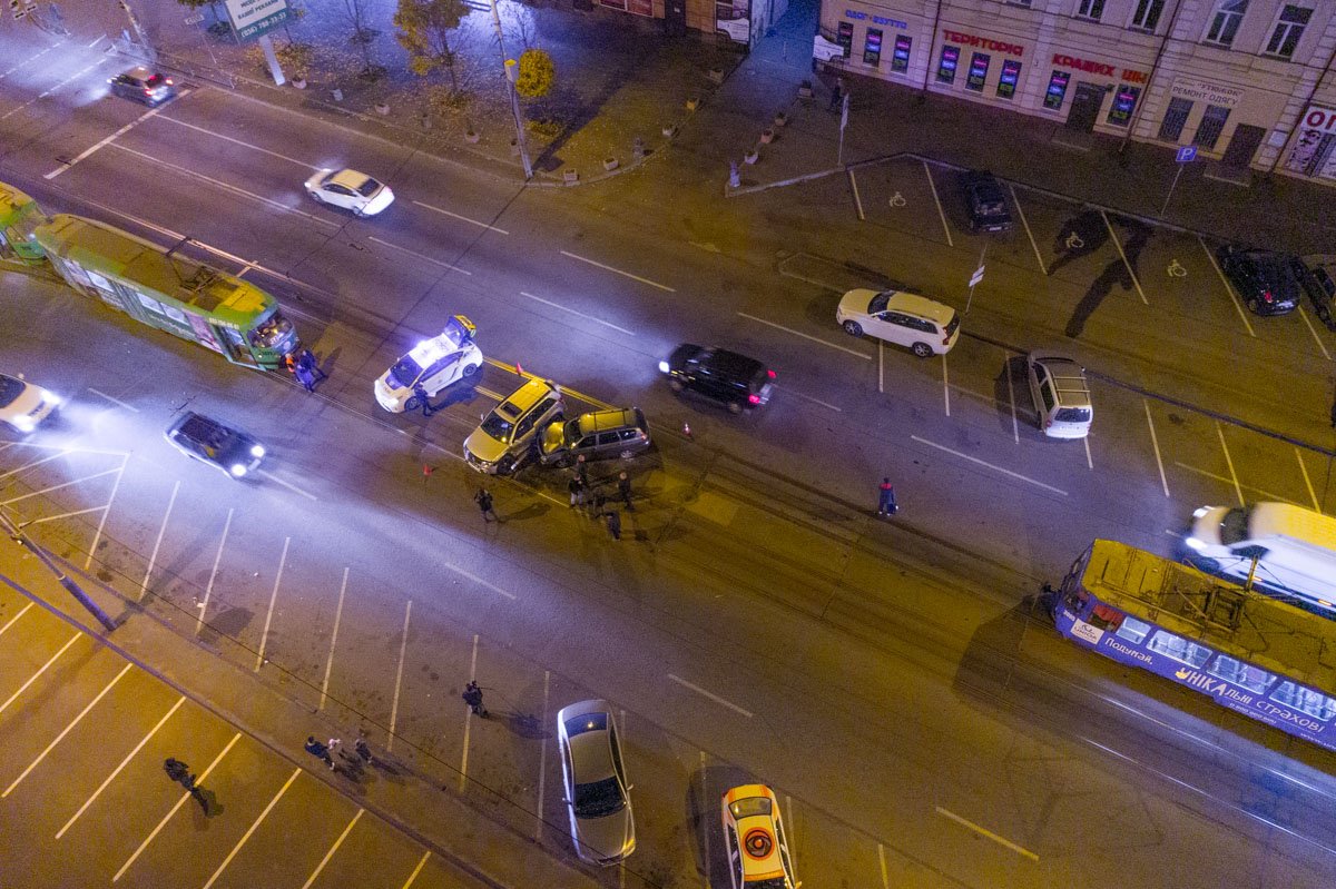 Оба автомобиля получили серьезные механические повреждения Оба автомобиля получили серьезные механические повреждения