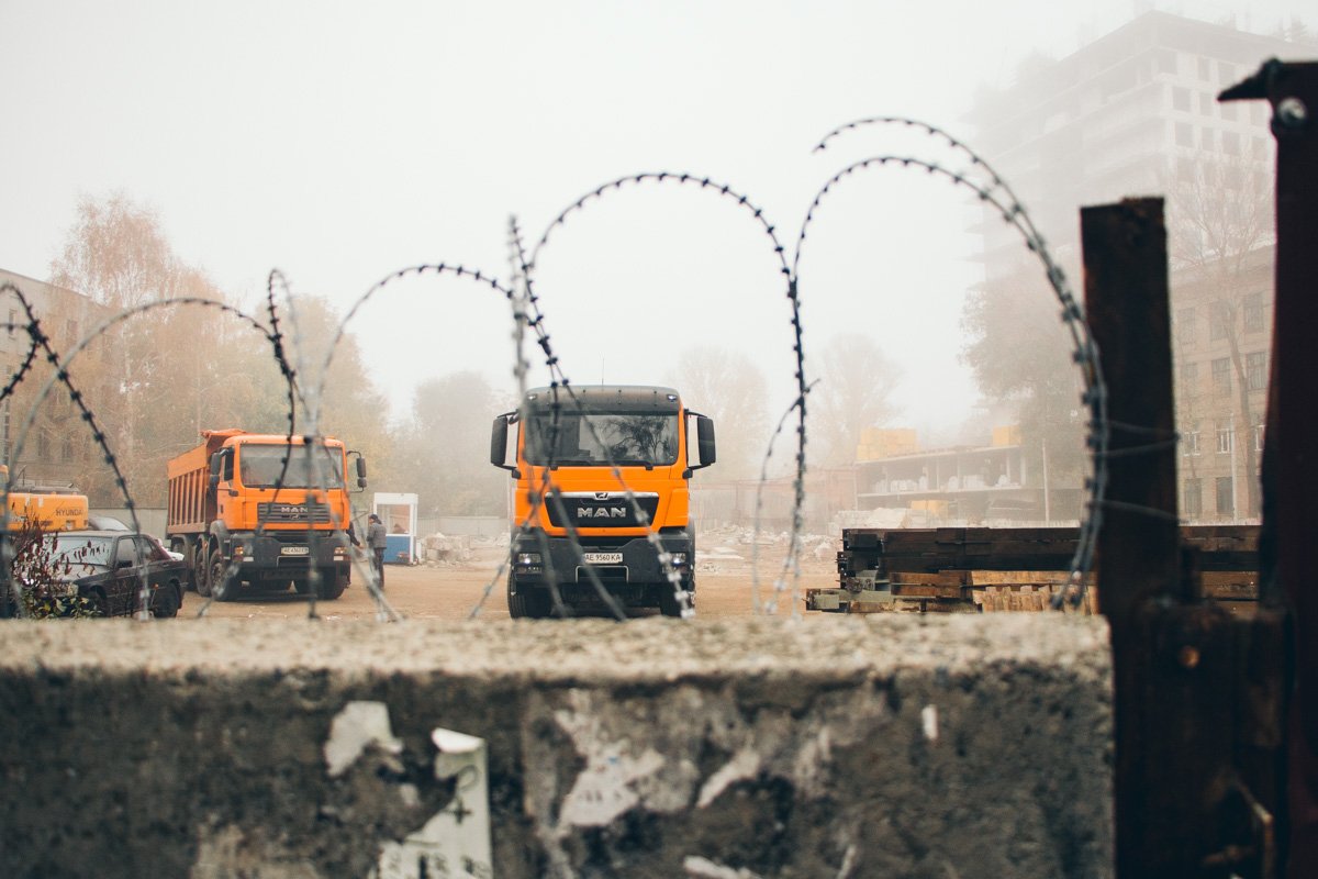 Территорию давно оградили Территорию давно оградили