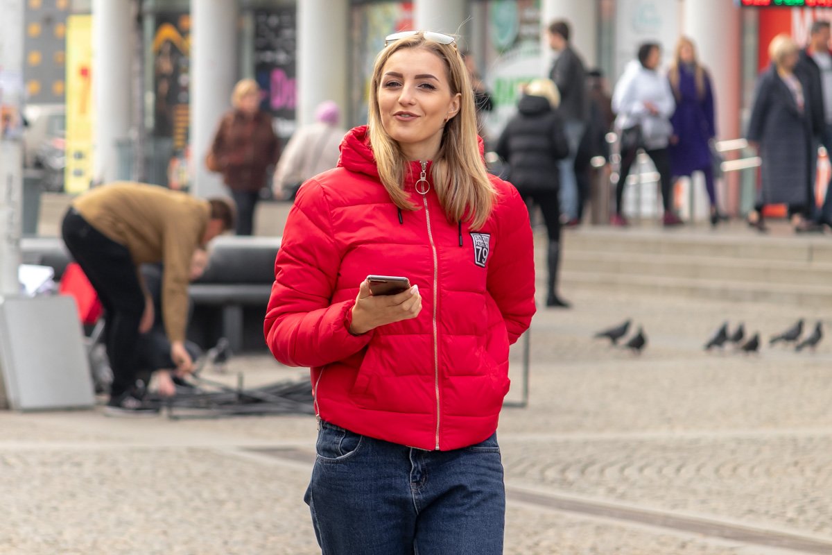 Посылает всем воздушные поцелуи Посылает всем воздушные поцелуи