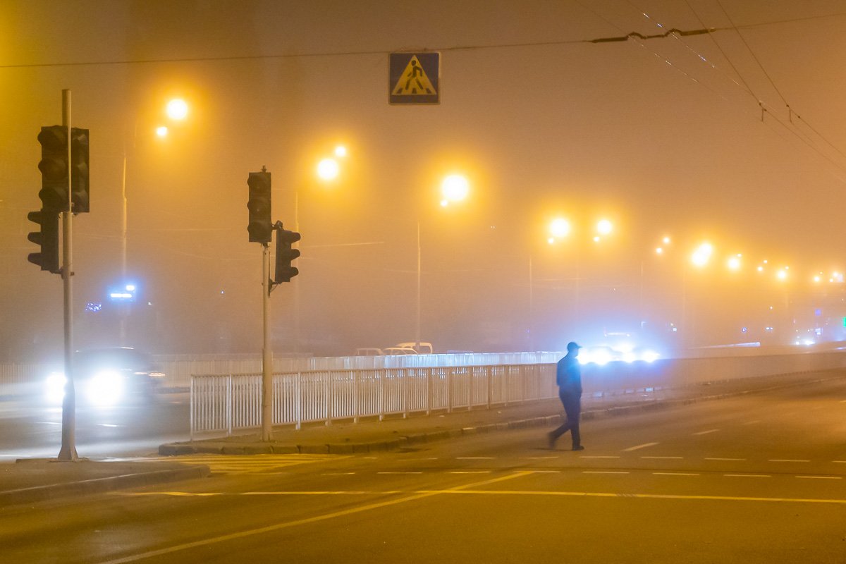 В тумане следует быть крайне внимательным на проезжей части В тумане следует быть крайне внимательным на проезжей части
