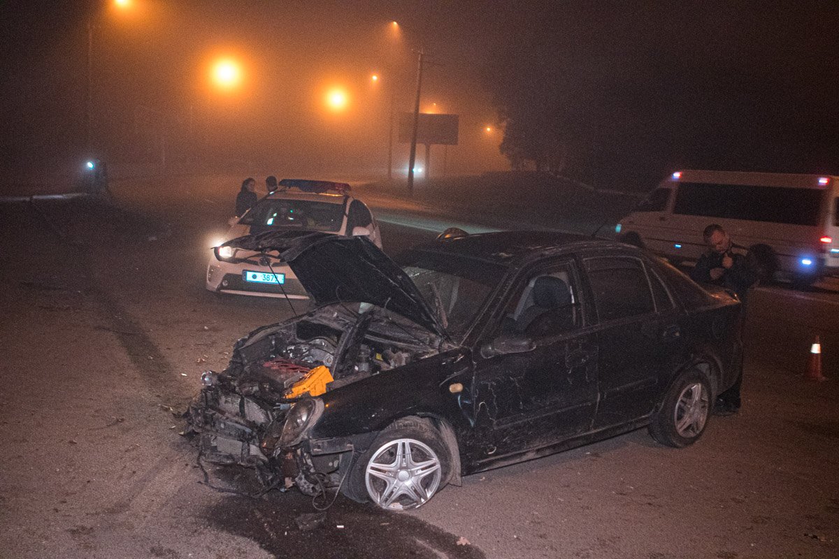 Geely въехала в ограждение Geely въехала в ограждение