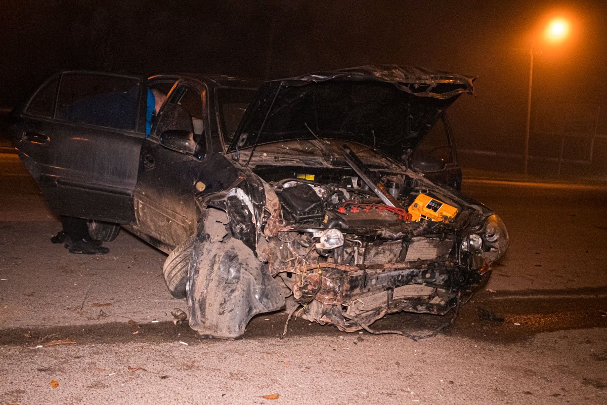 Передняя часть машины разбита Передняя часть машины разбита