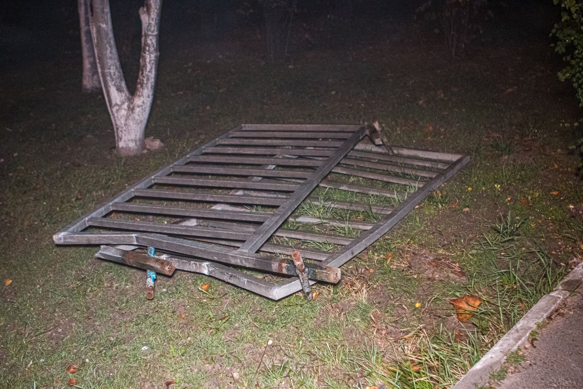 Некоторые части ограждения пытались спрятать  Некоторые части ограждения пытались спрятать