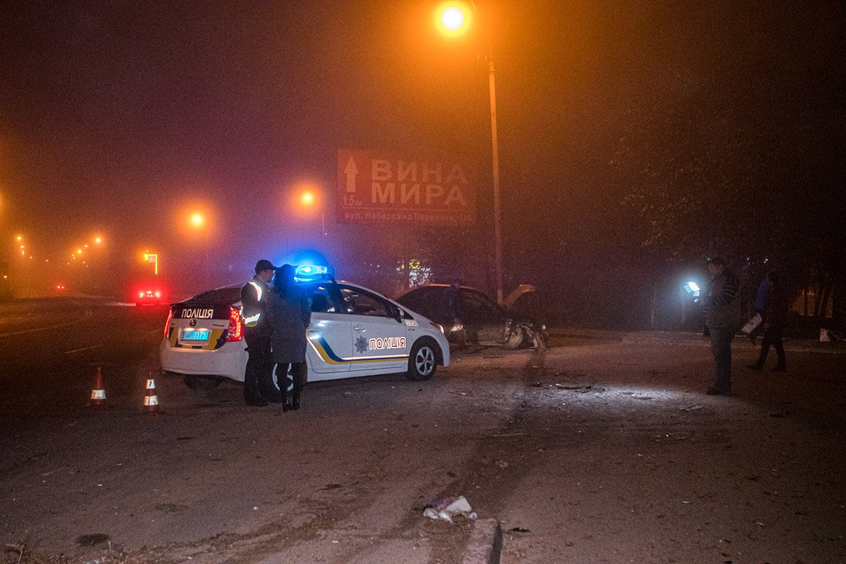 На место ДТП прибыло три экипажа полиции На место ДТП прибыло три экипажа полиции