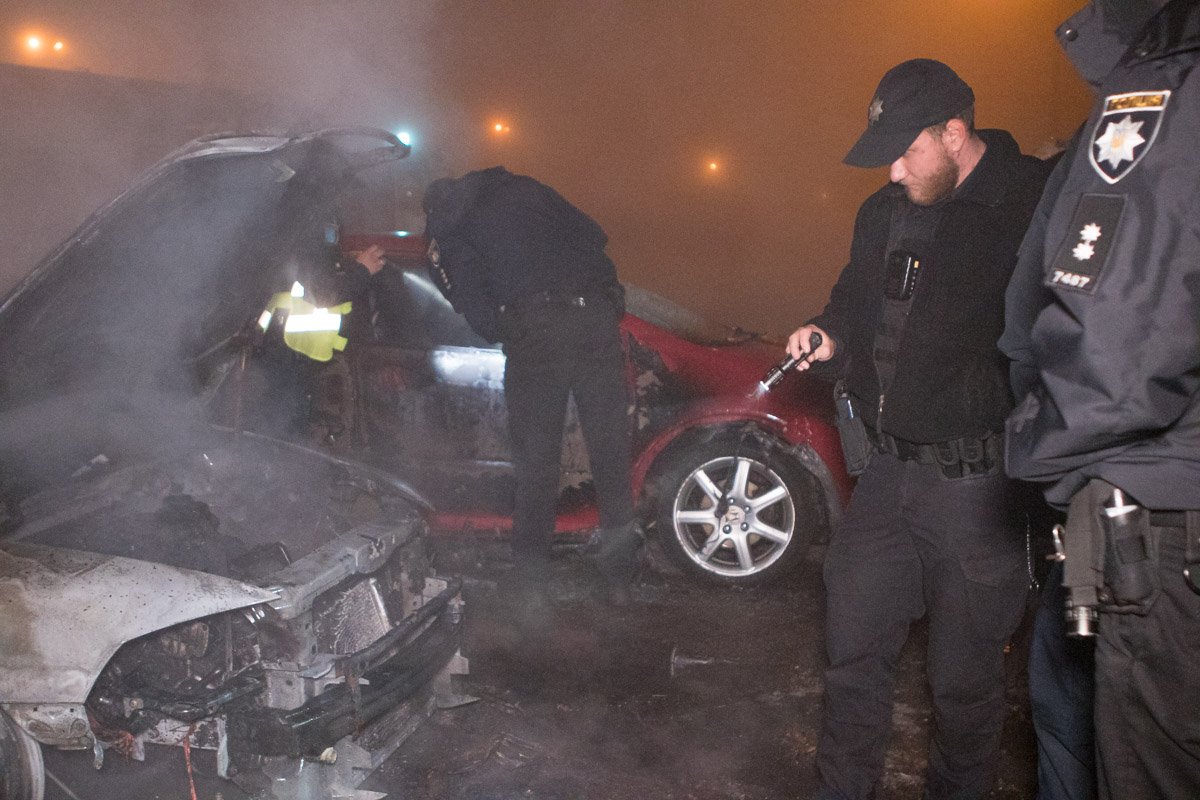 Рядом со сгоревшей Skoda стояла Honda Рядом со сгоревшей Skoda стояла Honda