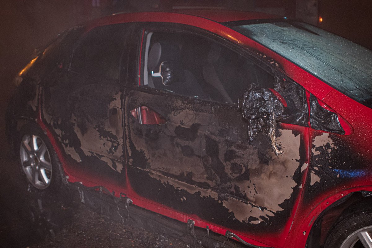 Огонь повредил правую сторону автомобиля Огонь повредил правую сторону автомобиля