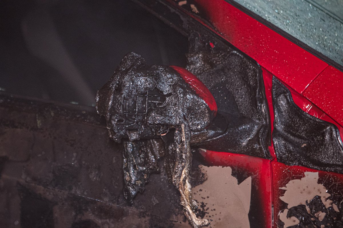 Сгорели двери, зеркала и колеса Сгорели двери, зеркала и колеса